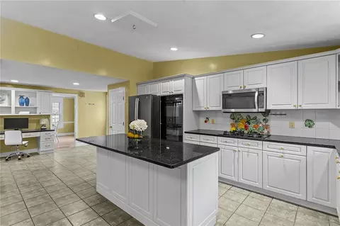 75 Apple Gate Rd, Cranston, RI 02920 photo 8