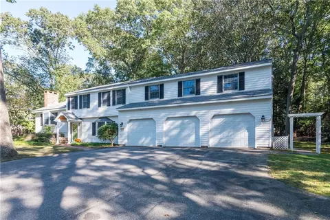 289 Oakwoods Dr, South Kingstown, RI 02879