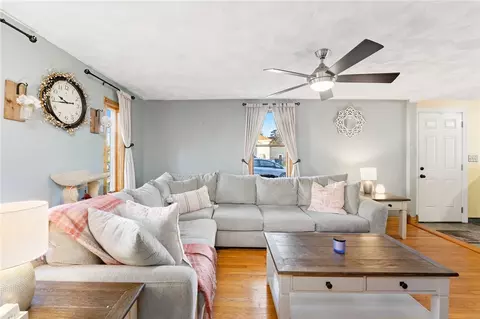 68 Appleton St, Cranston, RI 02910 photo 4