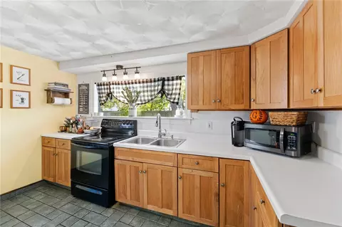 68 Appleton St, Cranston, RI 02910 photo 6