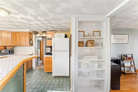 68 Appleton St, Cranston, RI 02910 photo 8
