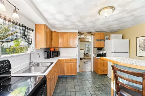 68 Appleton St, Cranston, RI 02910 photo 5