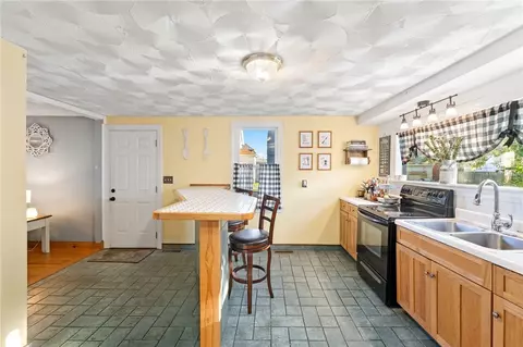 68 Appleton St, Cranston, RI 02910 photo 7