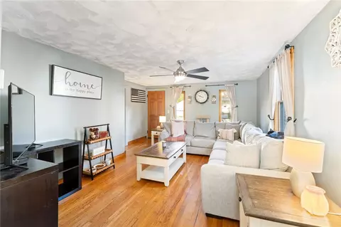 68 Appleton St, Cranston, RI 02910 photo 3