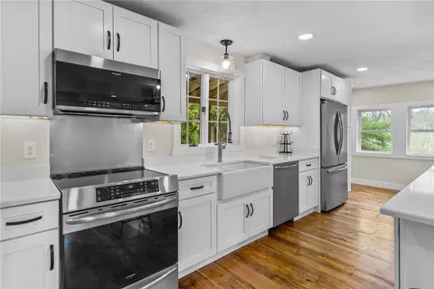 139 Old Plainfield Pike, Foster, RI 02825