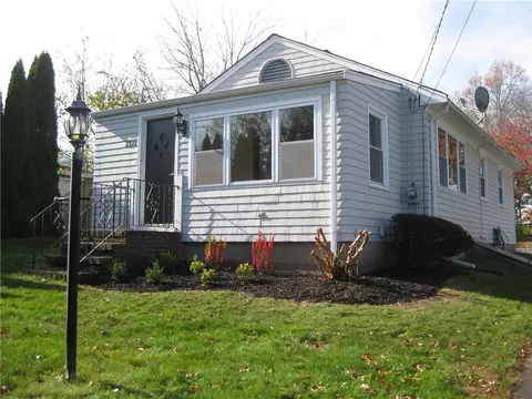 2372 E Main Rd, Portsmouth, RI 02871