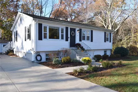 4 S Glen Dr, Smithfield, RI 02828