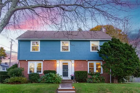84 Dartmouth Ave, Warwick, RI 02888
