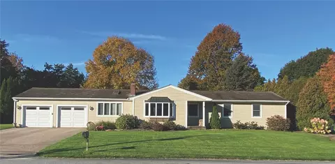 31 Lawnwood Rd, North Kingstown, RI 02852