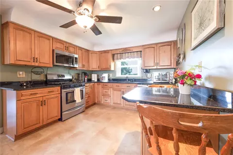 292 Bertenshaw Rd, Woonsocket, RI 02895 photo 7