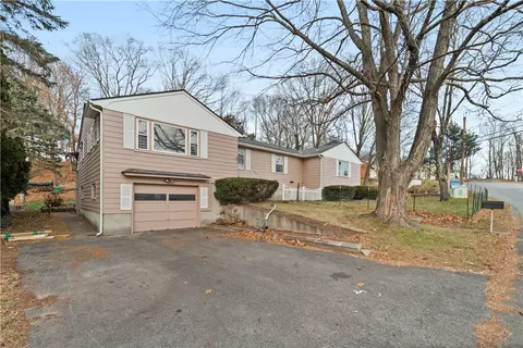 3 Holiday Dr, Lincoln, RI 02865