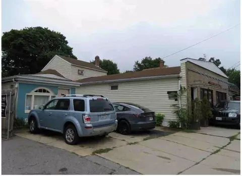 935 W Shore Rd, Warwick, RI 02889