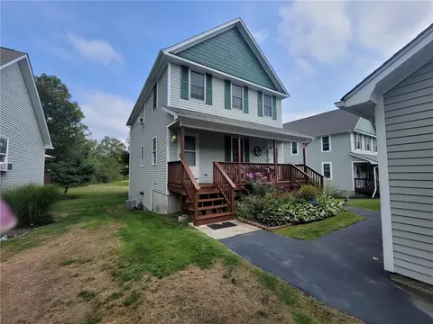 3 Fairway Cir #A, Hopkinton, RI 02832