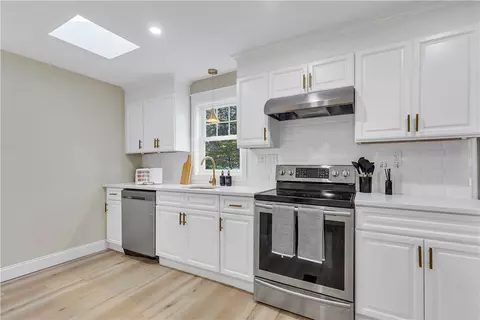 70 Hawksley Ave, Warwick, RI 02889 photo 9