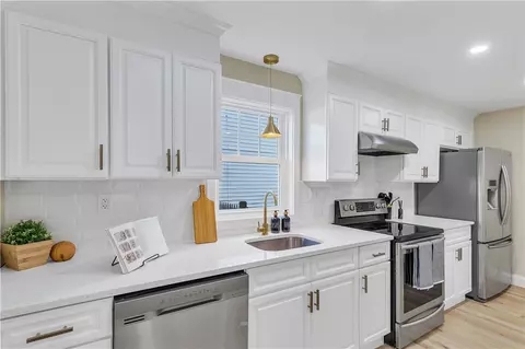 70 Hawksley Ave, Warwick, RI 02889 photo 10
