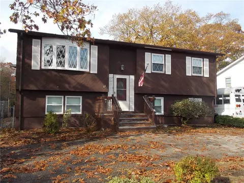 51 Transit St, Warwick, RI 02889