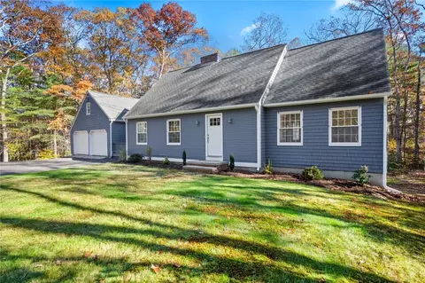 945 Knotty Oak Rd, Coventry, RI 02816