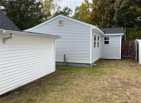 74 Lloyd Ave, Warwick, RI 02889 photo 5