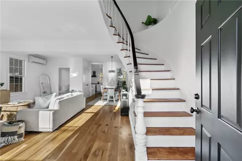 14 Barney St, Newport, RI 02840