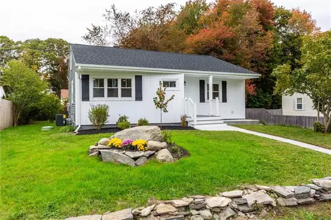 135 Lewiston St, Warwick, RI 02889