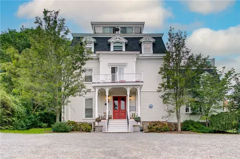 245 Eustis Ave #A, Newport, RI 02840