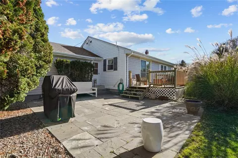 2 Ruth St, Middletown, RI 02842 photo 8