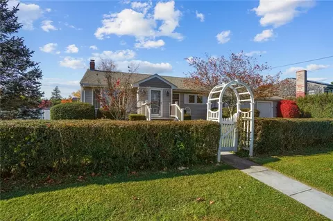 2 Ruth St, Middletown, RI 02842 photo 4