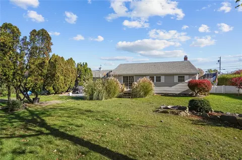 2 Ruth St, Middletown, RI 02842 photo 3