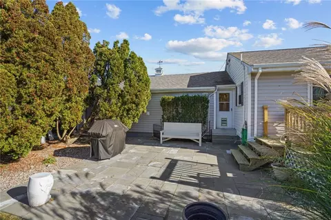 2 Ruth St, Middletown, RI 02842 photo 7