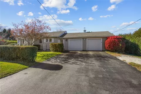 2 Ruth St, Middletown, RI 02842 photo 5