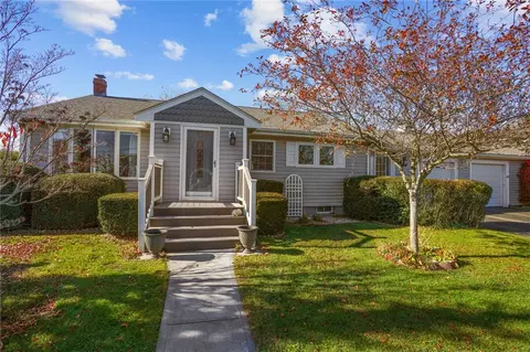 2 Ruth St, Middletown, RI 02842