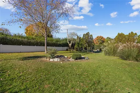 2 Ruth St, Middletown, RI 02842 photo 2