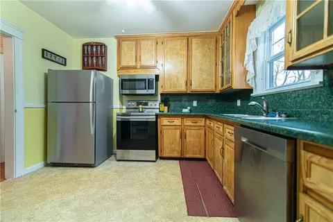 60 Meadow Rd, Woonsocket, RI 02895 photo 11