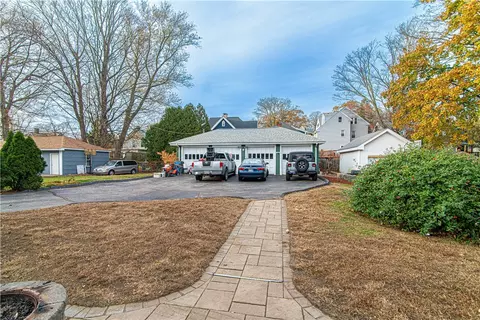 60 Meadow Rd, Woonsocket, RI 02895 photo 4