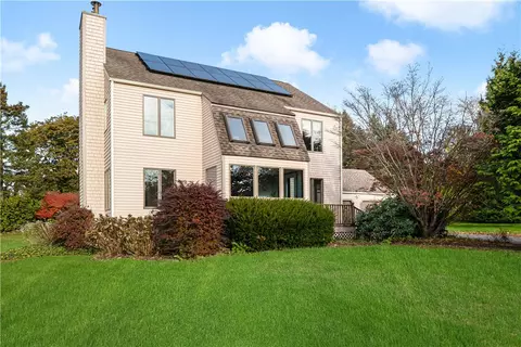 1 Coggeshall Cir, Middletown, RI 02842