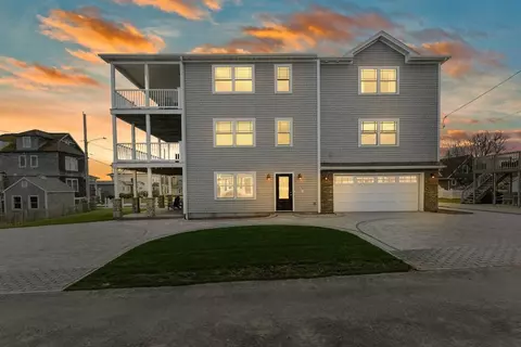 42 Pocono Rd, Narragansett, RI 02882