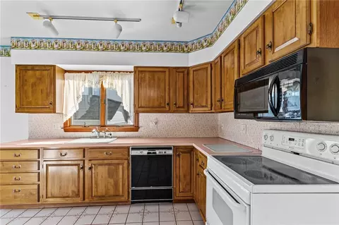 21 Kermit St, Woonsocket, RI 02895 photo 4