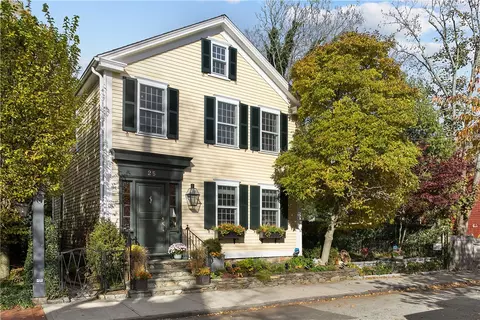 25 Willow St, Newport, RI 02840