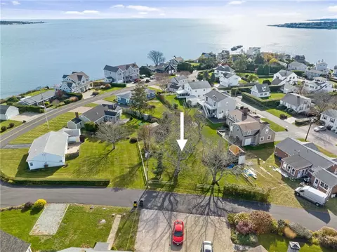 21 Namcook Rd, Narragansett, RI 02882