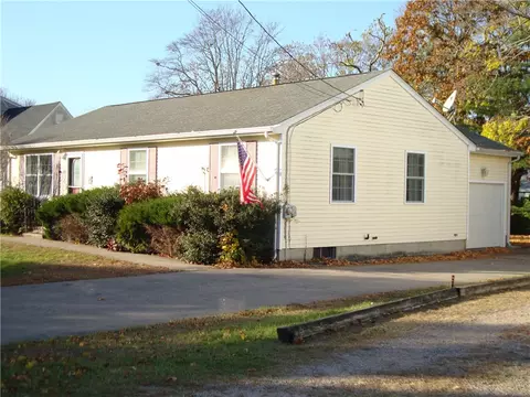 33 Cobblestone Ln, Westerly, RI 02891 photo 2