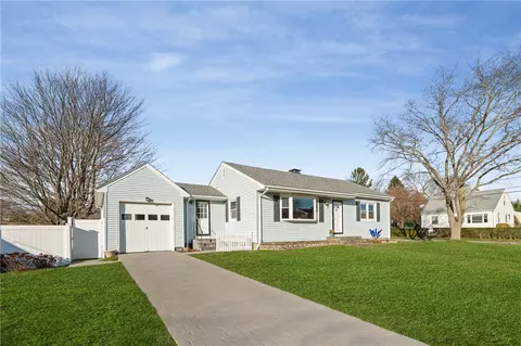 8 Aquidneck Dr, Middletown, RI 02842