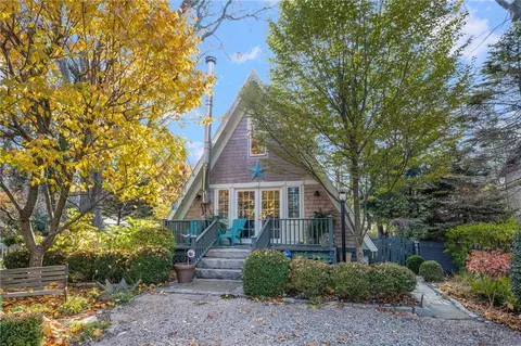 63 Ferry St, Jamestown, RI 02835