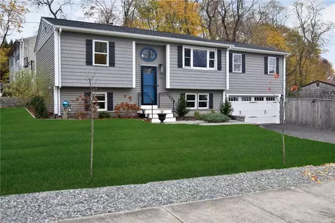 393 Warwick Neck Ave, Warwick, RI 02889