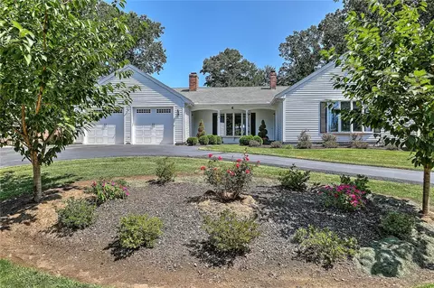 4 Wyoming Dr, Cumberland, RI 02864