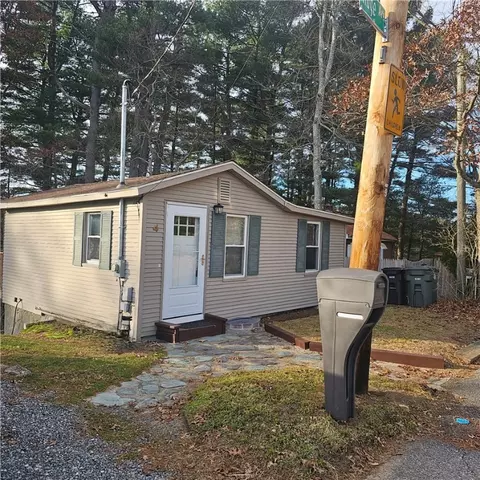 4 Ridge Ave, Coventry, RI 02816