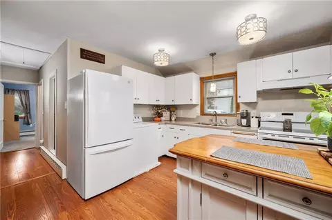 11 Willow Ln, Lincoln, RI 02865