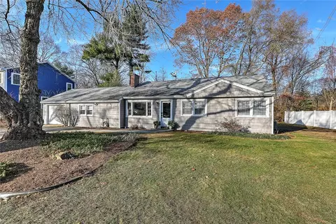 17 Sherwood Ln, Barrington, RI 02806