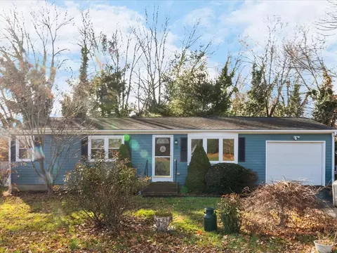 220 Old Forge Rd, East Greenwich, RI 02818