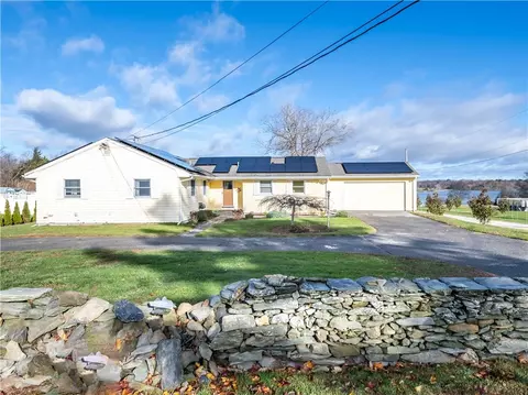 807 Union St, Portsmouth, RI 02871