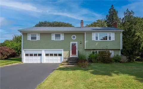3 Wedgewood Dr, Middletown, RI 02842